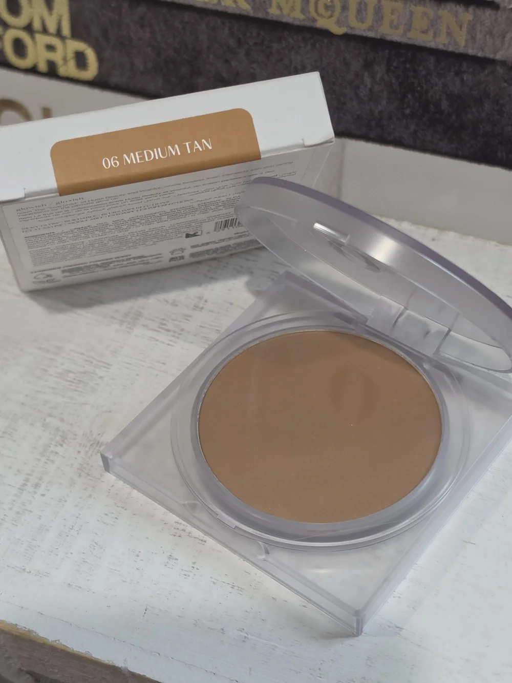 HUDA BEAUTY GLOWISH Powder Foundation - Medium Tan
